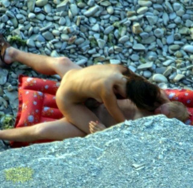 Парочки трахаются не скрываясь 10 фото