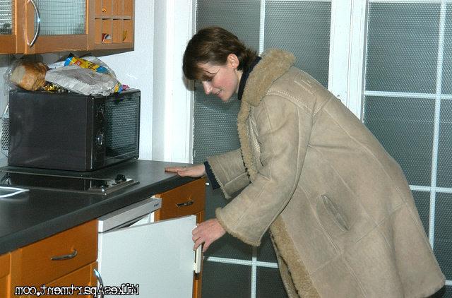 Худая стерва насадилась на большой член 2 фото