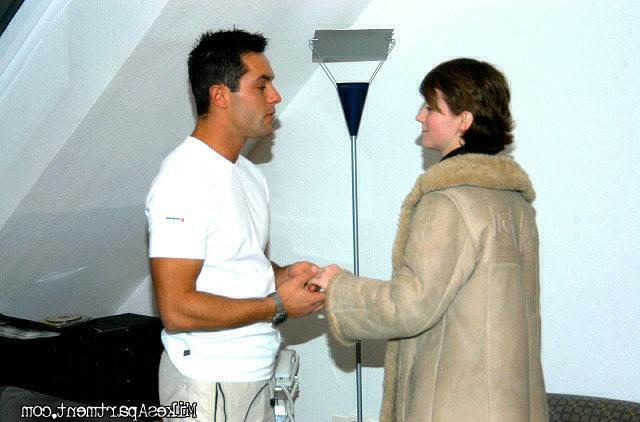 Худая стерва насадилась на большой член 3 фото