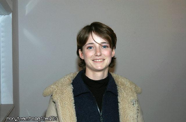 Худая стерва насадилась на большой член 1 фото