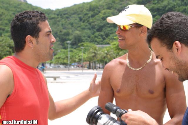 Наяривает латинку возле бассейна 2 фото