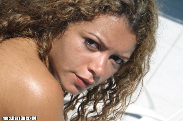 Наяривает латинку возле бассейна 17 фото