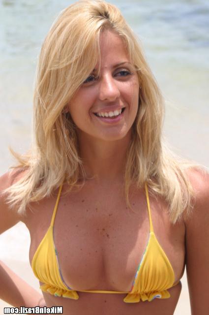 Наяривает латинку возле бассейна 4 фото