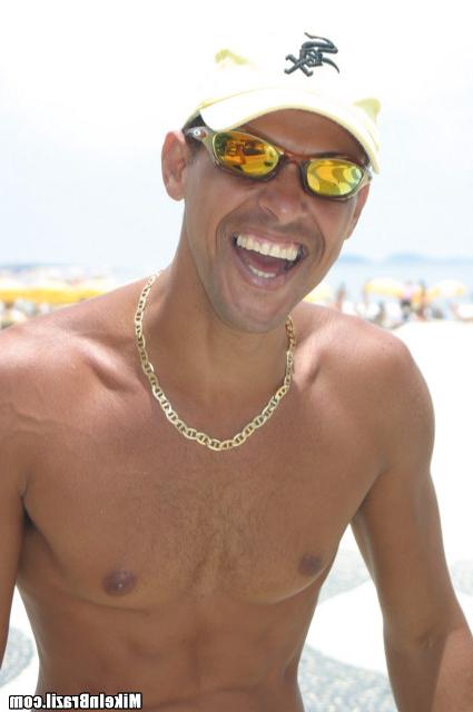 Наяривает латинку возле бассейна 1 фото