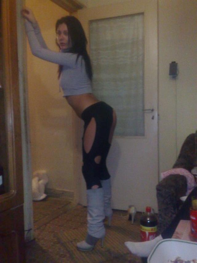 Стройная брюнетка в белом белье 5 фото