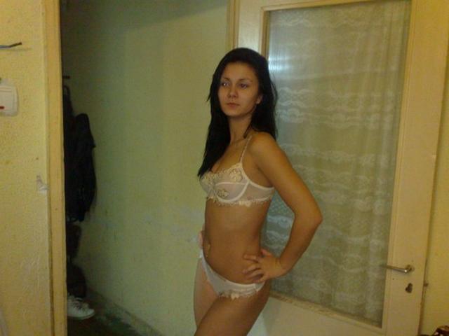 Стройная брюнетка в белом белье 12 фото