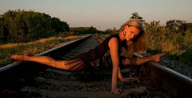 Натренированные девки садятся на шпагат без трусов 15 фото