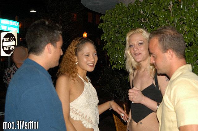 Приходует рыжую стерву в кафе 13 фото