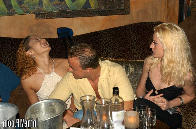 Приходует рыжую стерву в кафе 8 фото