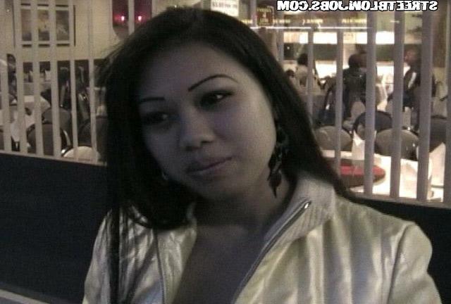 Молодая тайка сосет фаллос 2 фото