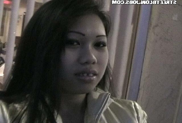 Молодая тайка сосет фаллос 5 фото