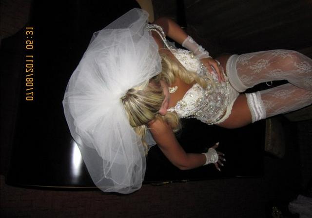 Белокурая бестия с рабочими дырочками 27 фото