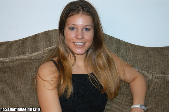 Девушка старательно сосет болт 1 фото