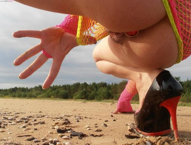 Белокурая сучка с пирсингом на письке 14 фото