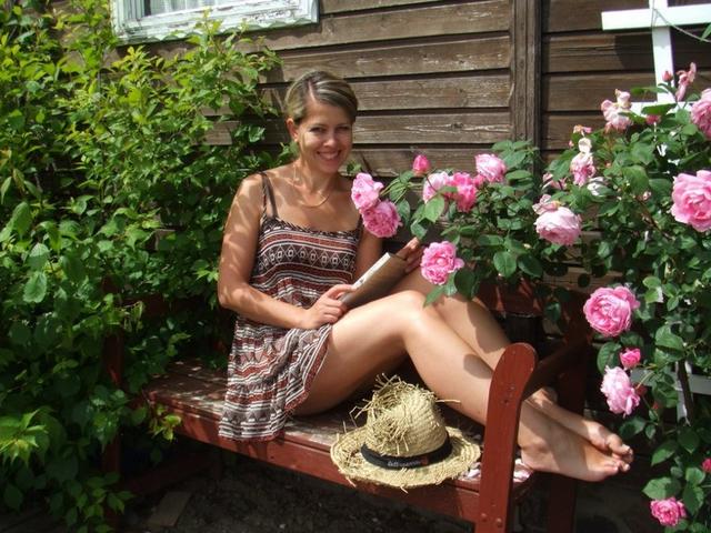 Спелые вишенки обнажились перед камерой 9 фото