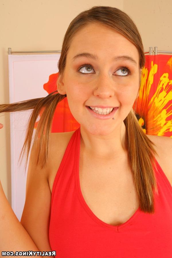 Возбужденная телочка отсосала член 1 фото