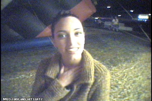 Сосет член прямо на улице 4 фото