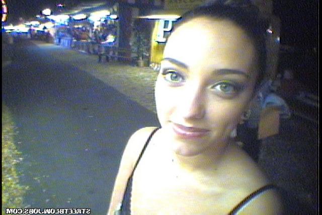 Сосет член прямо на улице 7 фото