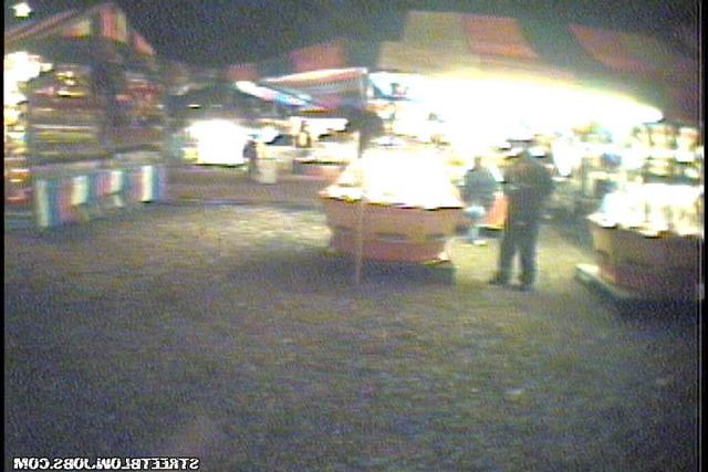 Сосет член прямо на улице 1 фото