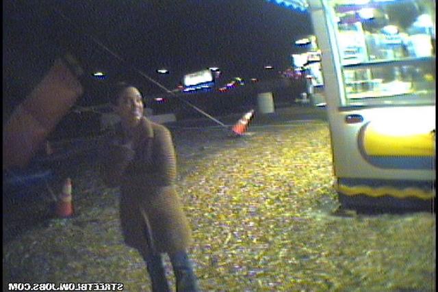 Сосет член прямо на улице 2 фото