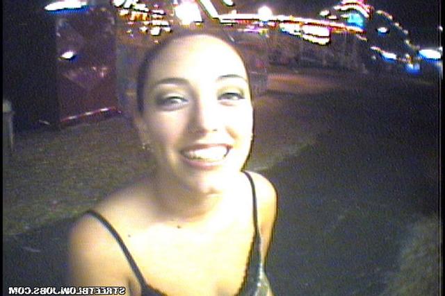 Сосет член прямо на улице 6 фото