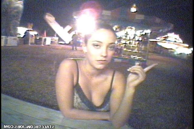 Сосет член прямо на улице 10 фото