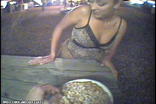 Сосет член прямо на улице 9 фото