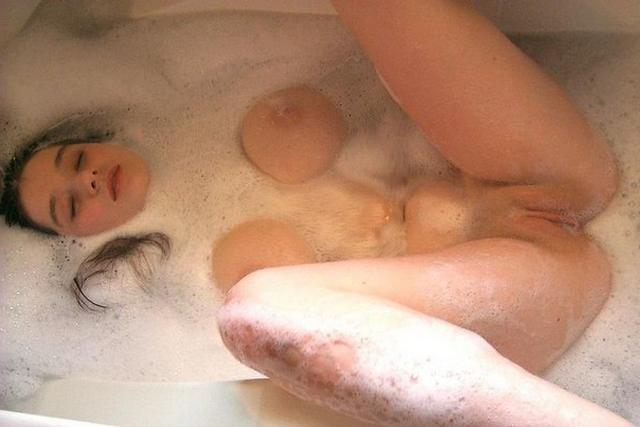 Курящие девки с бритыми пилотками 4 фото