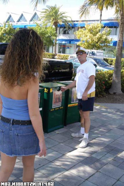 Девка отдалась двум старым морякам 2 фото