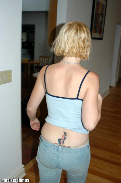 Совсем молодая блонда трахается 2 фото