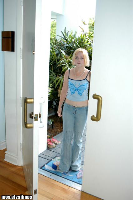 Совсем молодая блонда трахается 1 фото