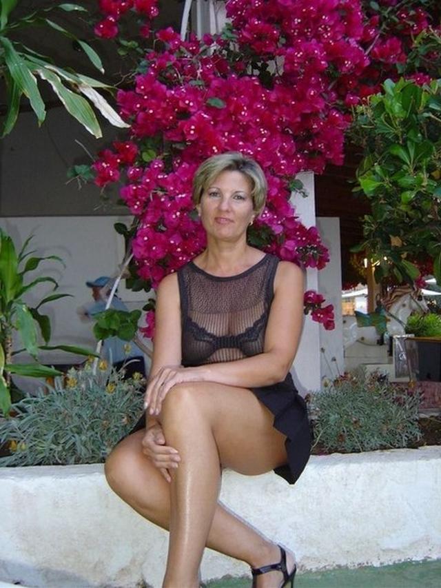 Стройная бабуля позирует для любовника 1 фото