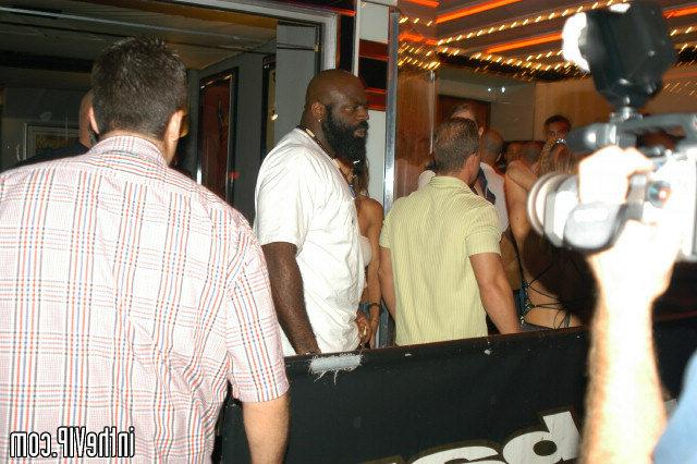 На дискотеке блондинка отсосала пенис 2 фото