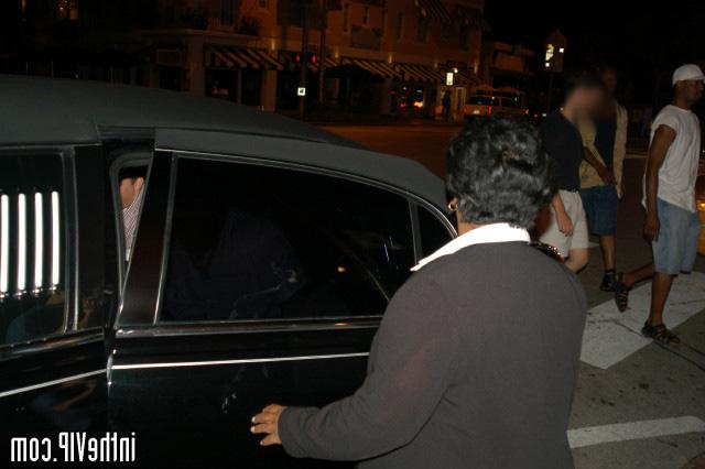 На дискотеке блондинка отсосала пенис 1 фото