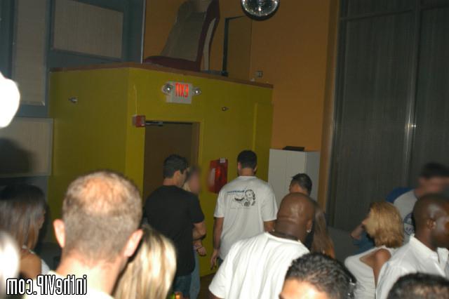 На дискотеке блондинка отсосала пенис 4 фото