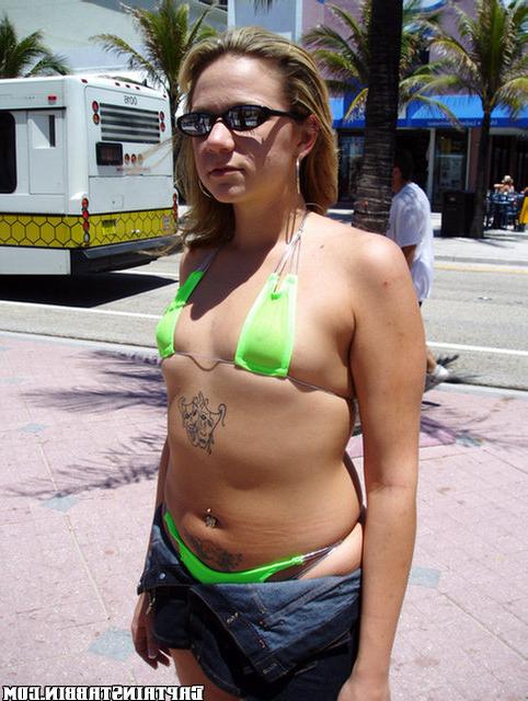 Сексуальная блонда любит секс втроем 1 фото