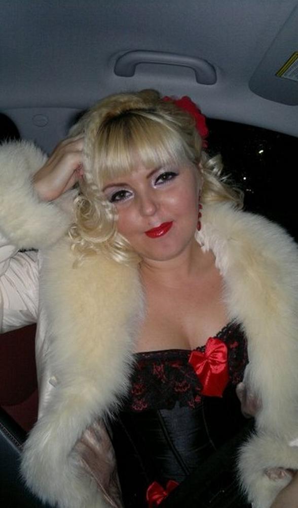 Давалка даже после свадьбы обслуживает нескольких парней 18 фото