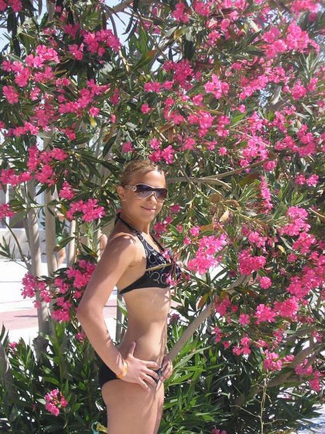 Блондинка с прекрасной растяжкой нереально хороша 2 фото