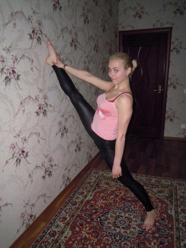 Блондинка с прекрасной растяжкой нереально хороша 3 фото