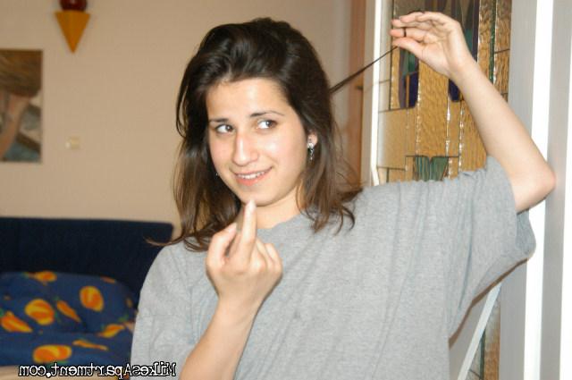 Паренек активно приходует брюнетку 3 фото