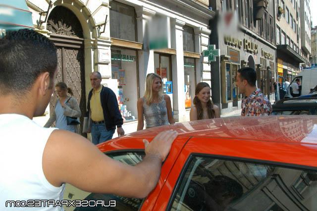 Парни сняли двух милых студенток на улице 1 фото