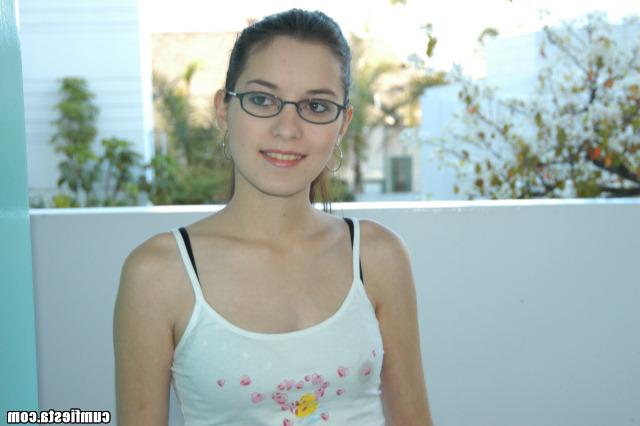 Очкастая брюнетка прыгает на пенисе 1 фото