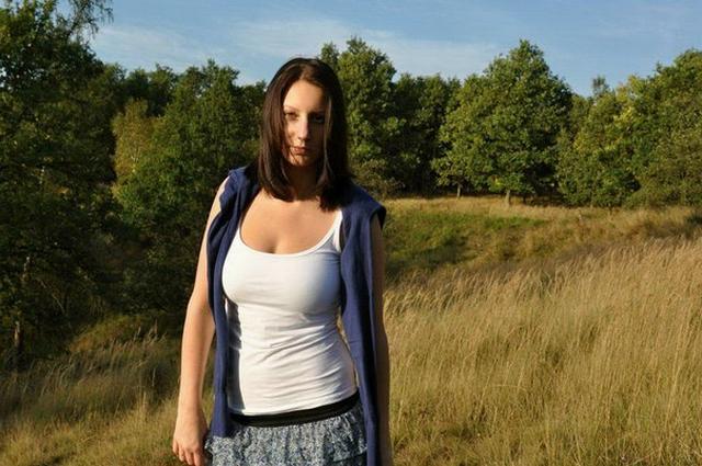 Настя любит показывать сиськи на природе 1 фото