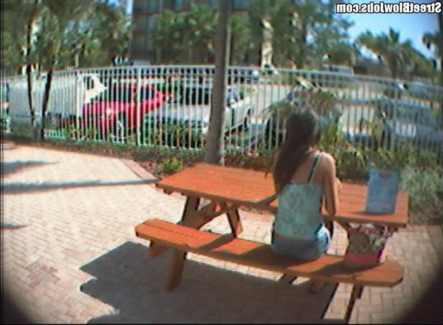 Трахнул брюнетку прямо на улице 1 фото