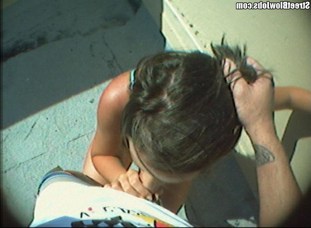 Трахнул брюнетку прямо на улице 8 фото