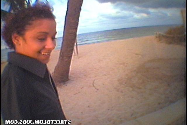 Лапочка сосет пенис на прогулке 3 фото