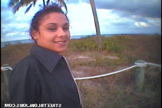 Лапочка сосет пенис на прогулке 8 фото