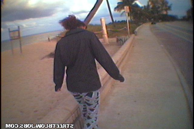 Лапочка сосет пенис на прогулке 2 фото