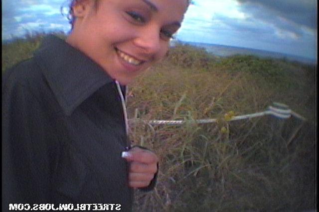 Лапочка сосет пенис на прогулке 4 фото