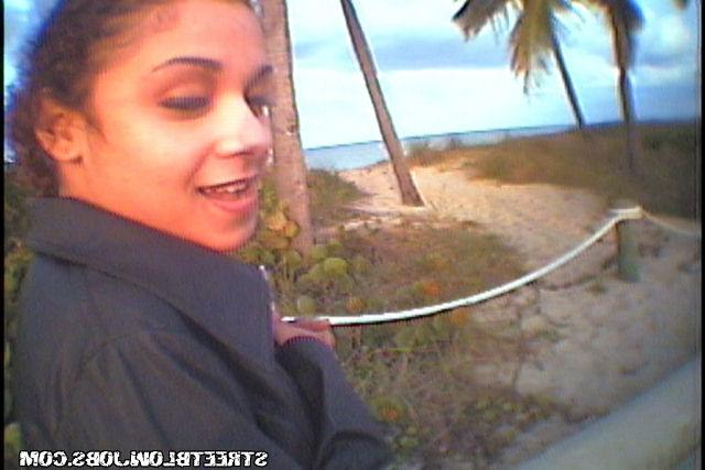 Лапочка сосет пенис на прогулке 6 фото